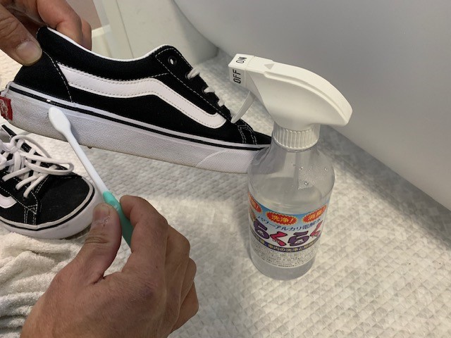 電解水でスニーカーの汚れを落とす様子