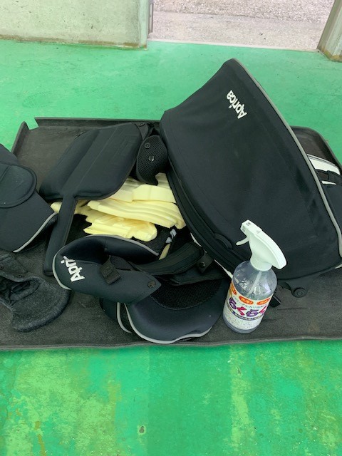 電解水でベビーシートの布部分をクリーニング