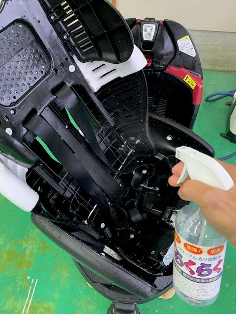 電解水でベビーシートをクリーニング
