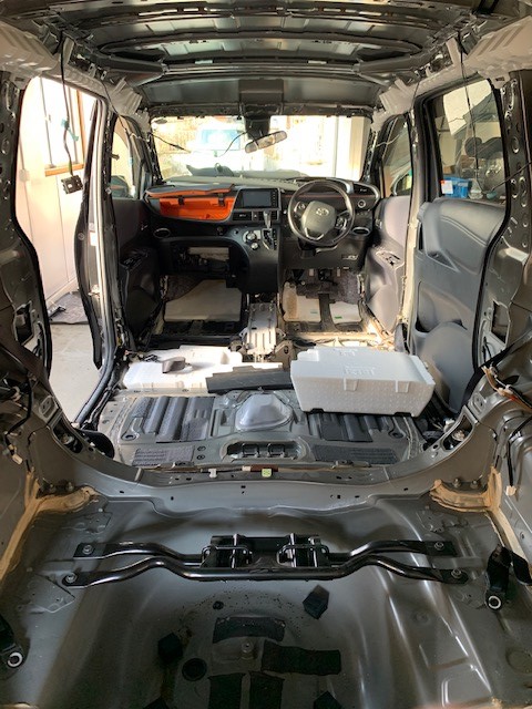 車のパーツを取り外し、電解水でクリーニング