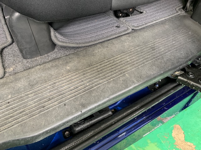 汚れのたまった車のパネル