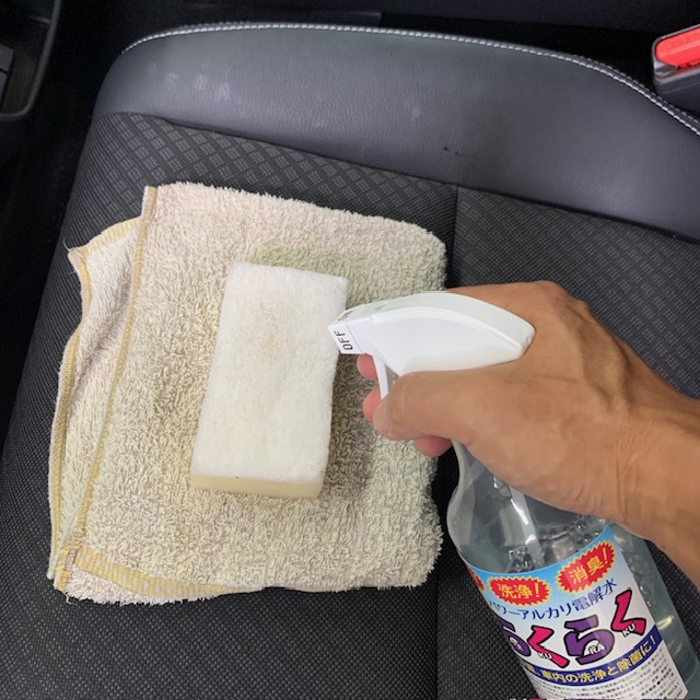 電解水らくらくをスポンジに適量スプレー