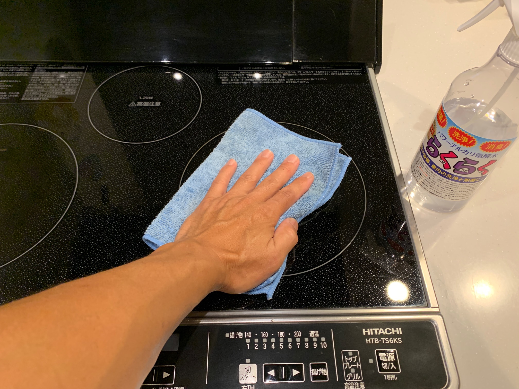 油汚れを掃除する様子